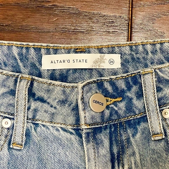 Altar’d State Ceros Slim Tapered Distressed Light Blue Denim Jeans NWOT 26 - Picture 7 of 9